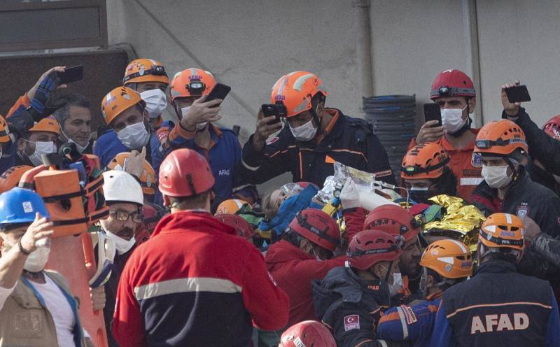 Una niña de 4 años, Ayda Gezgin, fue rescatada con vida este martes después de pasar casi cuatro días bajo los escombros en la ciudad costera de Esmirna (Turquía), la más afectada por el terremoto de magnitud 6,8 que se registró el viernes frente a la costa Egea. 
