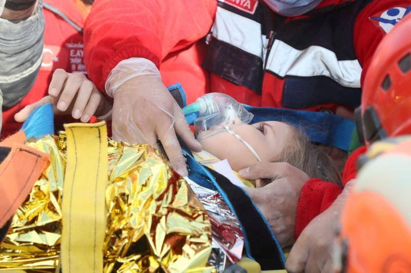 Una niña de 4 años, Ayda Gezgin, fue rescatada con vida este martes después de pasar casi cuatro días bajo los escombros en la ciudad costera de Esmirna (Turquía), la más afectada por el terremoto de magnitud 6,8 que se registró el viernes frente a la costa Egea. 