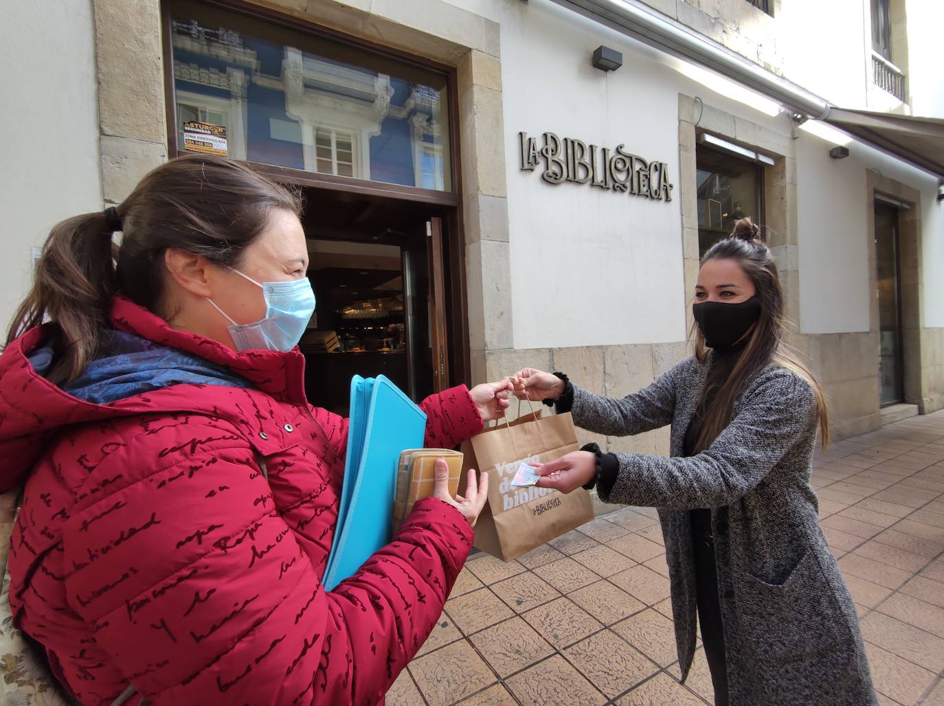 Asturias ha amanecido con una inusual imagen y lo hará al menos durante dos semanas. Este miércoles los establecimientos hosteleros y los negocios considerados como «no esenciales» no abrieron sus puertas a causa de las nuevas medidas decretadas por el Gobierno del Principado para tratar de frenar la segunda ola de la pandemia de coronavirus. Pese a que por el momento no se ha decretado un confinamiento domiciliario, el cierre de bares y negocios ha provocado que solo unas pocas personas se decidieran a pasear por las calles asturianas. 