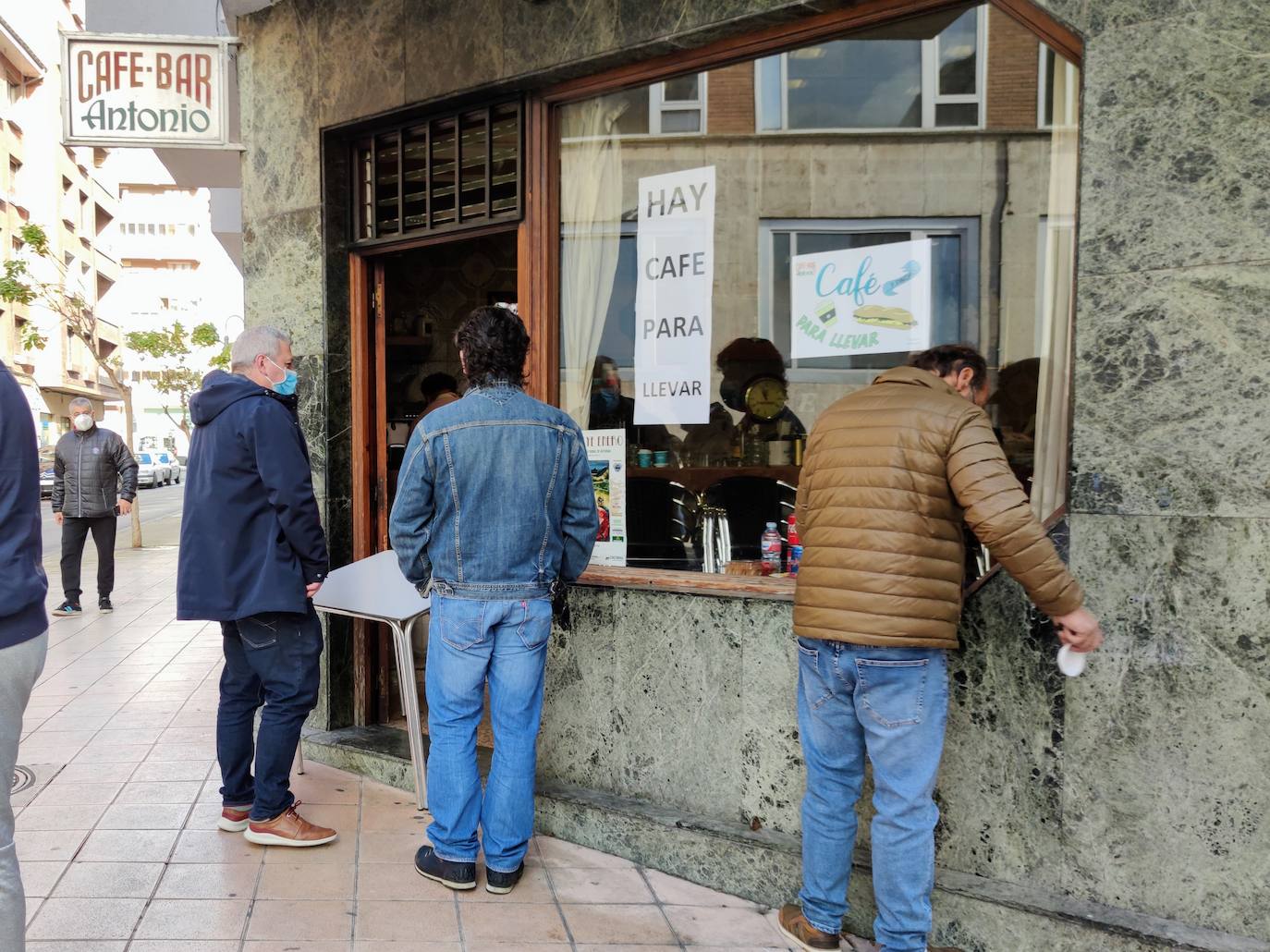 Asturias ha amanecido con una inusual imagen y lo hará al menos durante dos semanas. Este miércoles los establecimientos hosteleros y los negocios considerados como «no esenciales» no abrieron sus puertas a causa de las nuevas medidas decretadas por el Gobierno del Principado para tratar de frenar la segunda ola de la pandemia de coronavirus. Pese a que por el momento no se ha decretado un confinamiento domiciliario, el cierre de bares y negocios ha provocado que solo unas pocas personas se decidieran a pasear por las calles asturianas. 