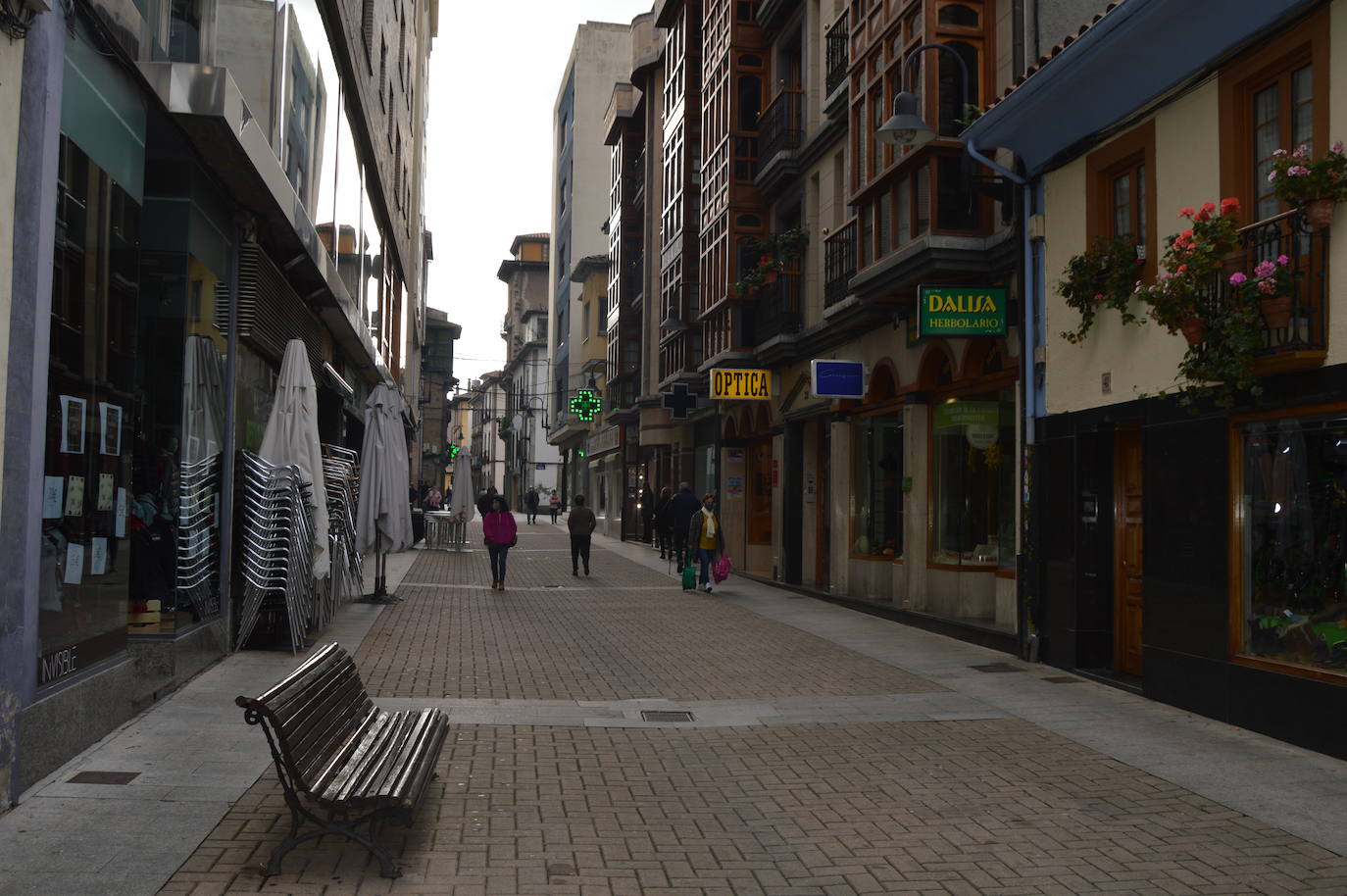 Asturias ha amanecido con una inusual imagen y lo hará al menos durante dos semanas. Este miércoles los establecimientos hosteleros y los negocios considerados como «no esenciales» no abrieron sus puertas a causa de las nuevas medidas decretadas por el Gobierno del Principado para tratar de frenar la segunda ola de la pandemia de coronavirus. Pese a que por el momento no se ha decretado un confinamiento domiciliario, el cierre de bares y negocios ha provocado que solo unas pocas personas se decidieran a pasear por las calles asturianas. 