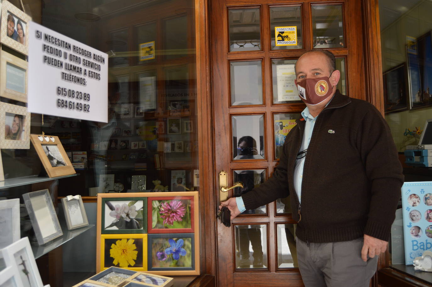 Asturias ha amanecido con una inusual imagen y lo hará al menos durante dos semanas. Este miércoles los establecimientos hosteleros y los negocios considerados como «no esenciales» no abrieron sus puertas a causa de las nuevas medidas decretadas por el Gobierno del Principado para tratar de frenar la segunda ola de la pandemia de coronavirus. Pese a que por el momento no se ha decretado un confinamiento domiciliario, el cierre de bares y negocios ha provocado que solo unas pocas personas se decidieran a pasear por las calles asturianas. 