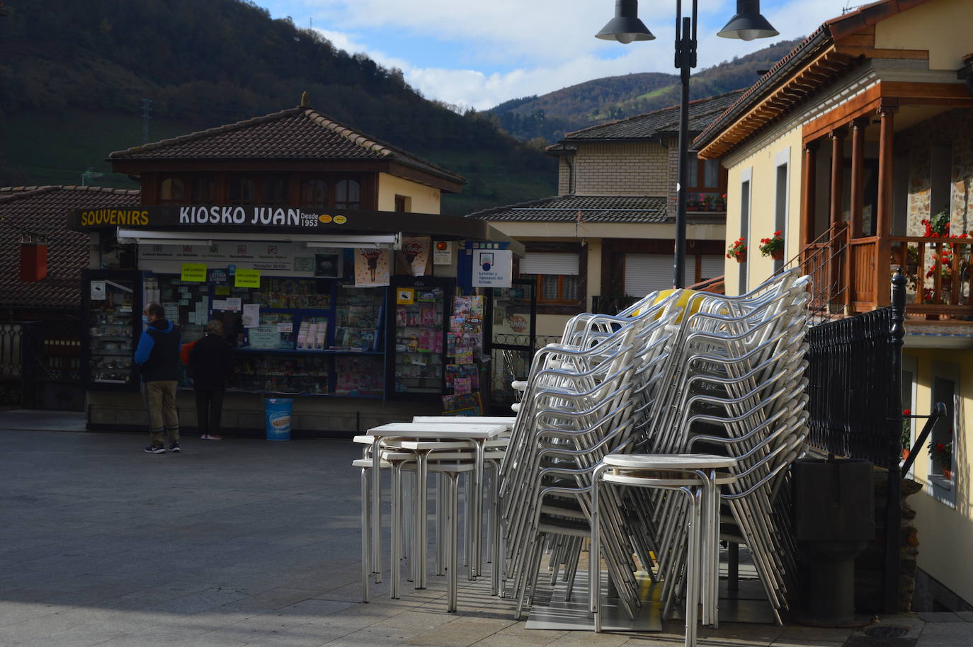 Asturias ha amanecido con una inusual imagen y lo hará al menos durante dos semanas. Este miércoles los establecimientos hosteleros y los negocios considerados como «no esenciales» no abrieron sus puertas a causa de las nuevas medidas decretadas por el Gobierno del Principado para tratar de frenar la segunda ola de la pandemia de coronavirus. Pese a que por el momento no se ha decretado un confinamiento domiciliario, el cierre de bares y negocios ha provocado que solo unas pocas personas se decidieran a pasear por las calles asturianas. 