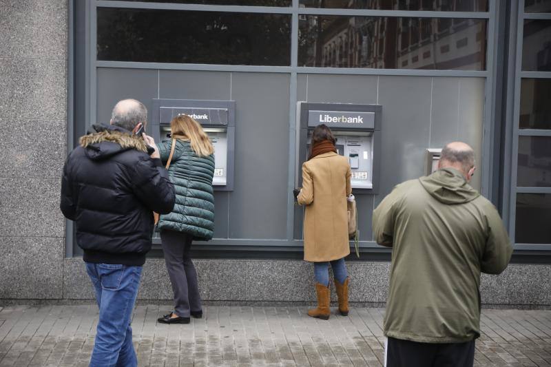 Asturias ha amanecido con una inusual imagen y lo hará al menos durante dos semanas. Este miércoles los establecimientos hosteleros y los negocios considerados como «no esenciales» no abrieron sus puertas a causa de las nuevas medidas decretadas por el Gobierno del Principado para tratar de frenar la segunda ola de la pandemia de coronavirus. Pese a que por el momento no se ha decretado un confinamiento domiciliario, el cierre de bares y negocios ha provocado que solo unas pocas personas se decidieran a pasear por las calles asturianas. 