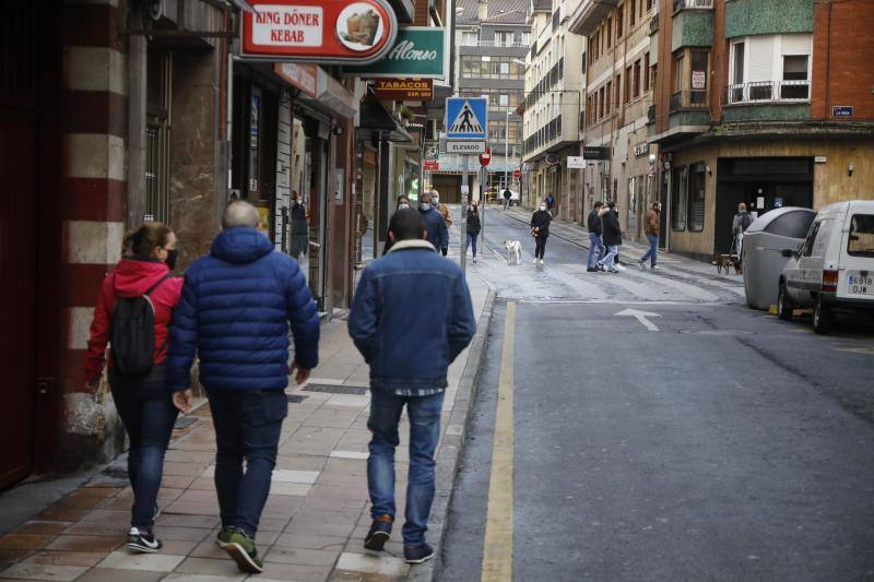 Asturias ha amanecido con una inusual imagen y lo hará al menos durante dos semanas. Este miércoles los establecimientos hosteleros y los negocios considerados como «no esenciales» no abrieron sus puertas a causa de las nuevas medidas decretadas por el Gobierno del Principado para tratar de frenar la segunda ola de la pandemia de coronavirus. Pese a que por el momento no se ha decretado un confinamiento domiciliario, el cierre de bares y negocios ha provocado que solo unas pocas personas se decidieran a pasear por las calles asturianas. 