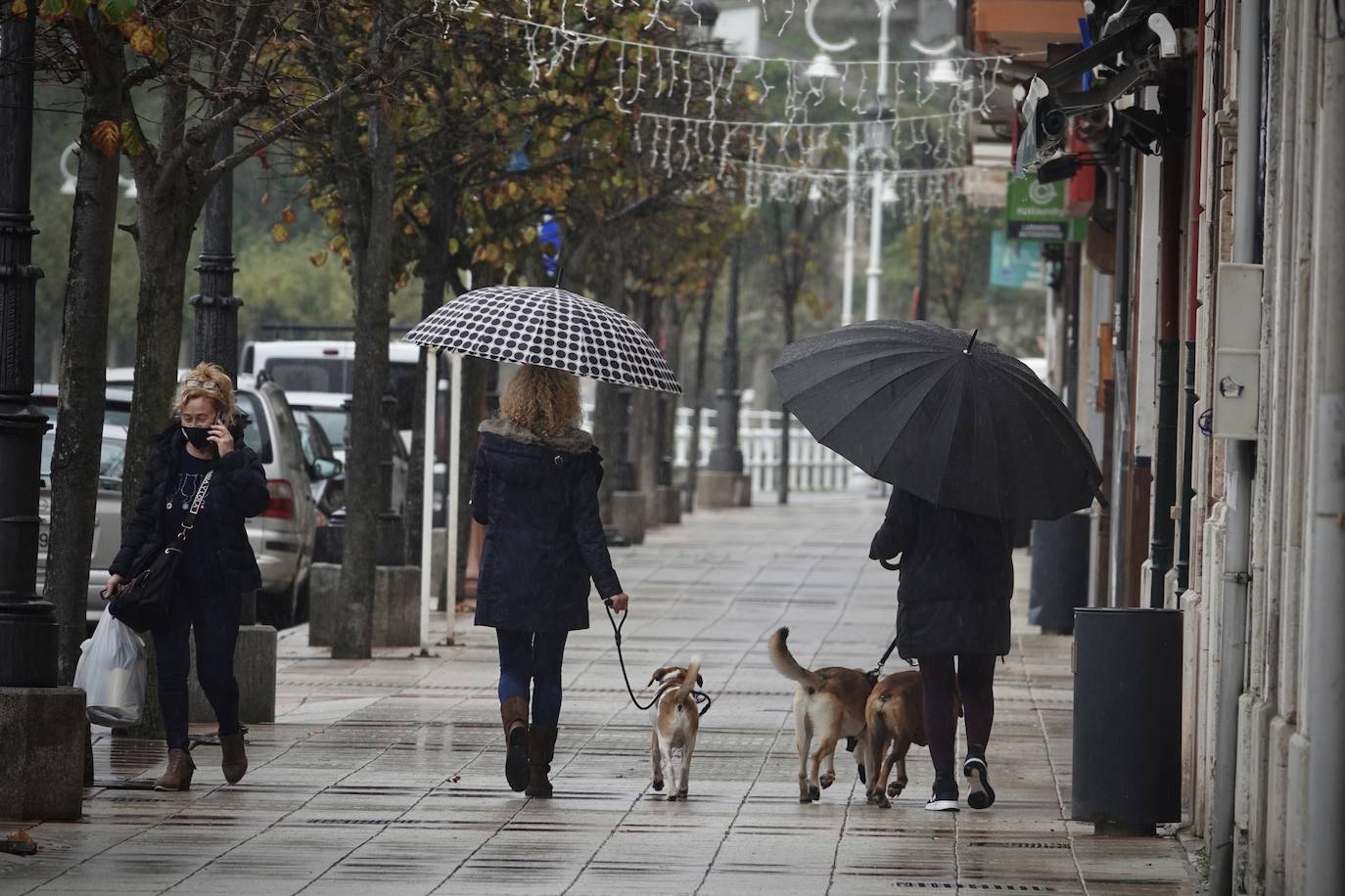 Asturias ha amanecido con una inusual imagen y lo hará al menos durante dos semanas. Este miércoles los establecimientos hosteleros y los negocios considerados como «no esenciales» no abrieron sus puertas a causa de las nuevas medidas decretadas por el Gobierno del Principado para tratar de frenar la segunda ola de la pandemia de coronavirus. Pese a que por el momento no se ha decretado un confinamiento domiciliario, el cierre de bares y negocios ha provocado que solo unas pocas personas se decidieran a pasear por las calles asturianas. 