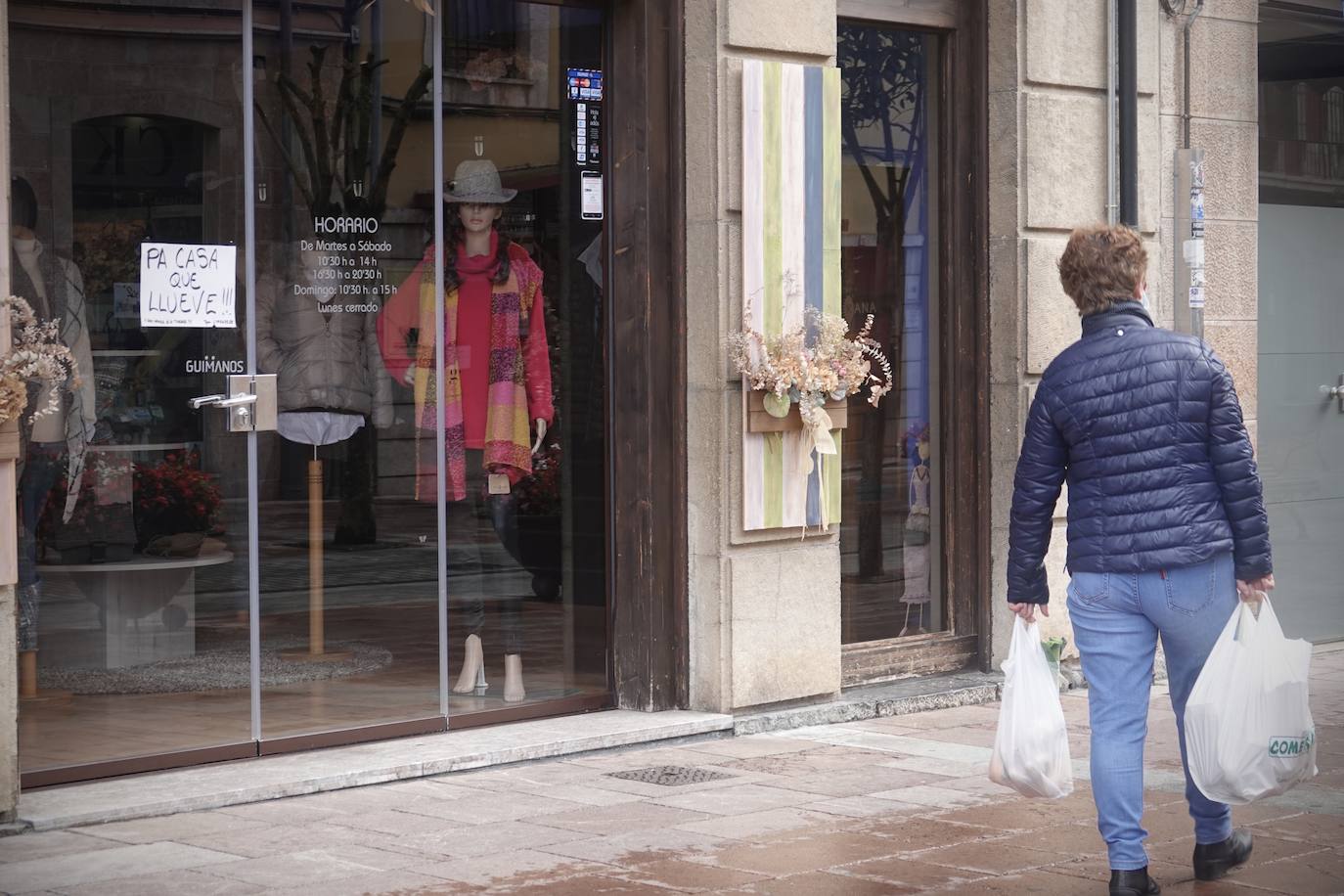 Asturias ha amanecido con una inusual imagen y lo hará al menos durante dos semanas. Este miércoles los establecimientos hosteleros y los negocios considerados como «no esenciales» no abrieron sus puertas a causa de las nuevas medidas decretadas por el Gobierno del Principado para tratar de frenar la segunda ola de la pandemia de coronavirus. Pese a que por el momento no se ha decretado un confinamiento domiciliario, el cierre de bares y negocios ha provocado que solo unas pocas personas se decidieran a pasear por las calles asturianas. 