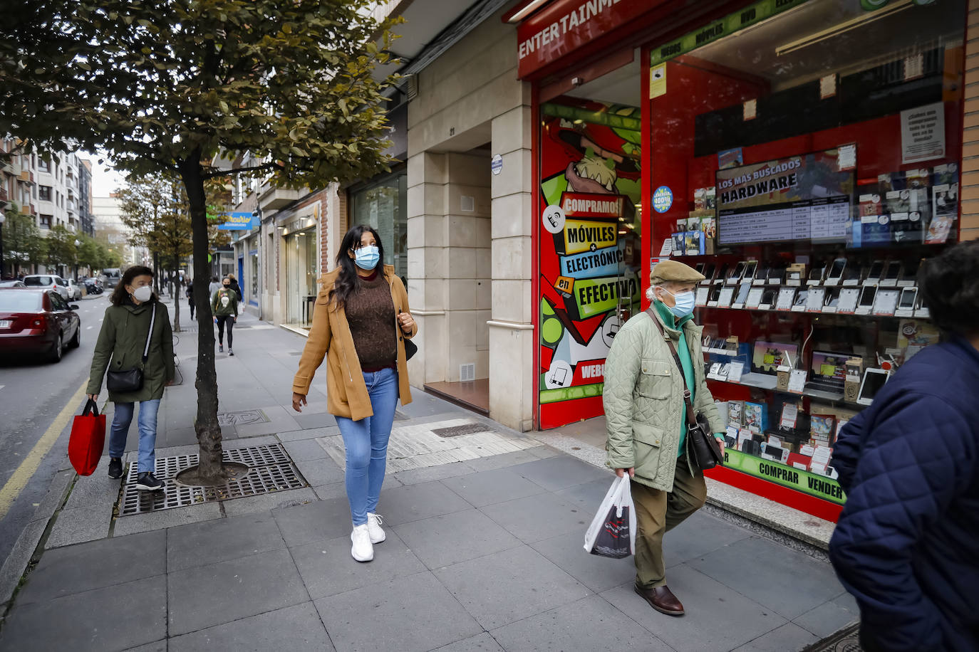 Asturias ha amanecido con una inusual imagen y lo hará al menos durante dos semanas. Este miércoles los establecimientos hosteleros y los negocios considerados como «no esenciales» no abrieron sus puertas a causa de las nuevas medidas decretadas por el Gobierno del Principado para tratar de frenar la segunda ola de la pandemia de coronavirus. Pese a que por el momento no se ha decretado un confinamiento domiciliario, el cierre de bares y negocios ha provocado que solo unas pocas personas se decidieran a pasear por las calles asturianas. 