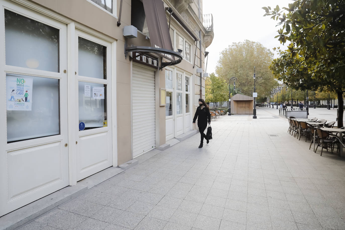 Asturias ha amanecido con una inusual imagen y lo hará al menos durante dos semanas. Este miércoles los establecimientos hosteleros y los negocios considerados como «no esenciales» no abrieron sus puertas a causa de las nuevas medidas decretadas por el Gobierno del Principado para tratar de frenar la segunda ola de la pandemia de coronavirus. Pese a que por el momento no se ha decretado un confinamiento domiciliario, el cierre de bares y negocios ha provocado que solo unas pocas personas se decidieran a pasear por las calles asturianas. 