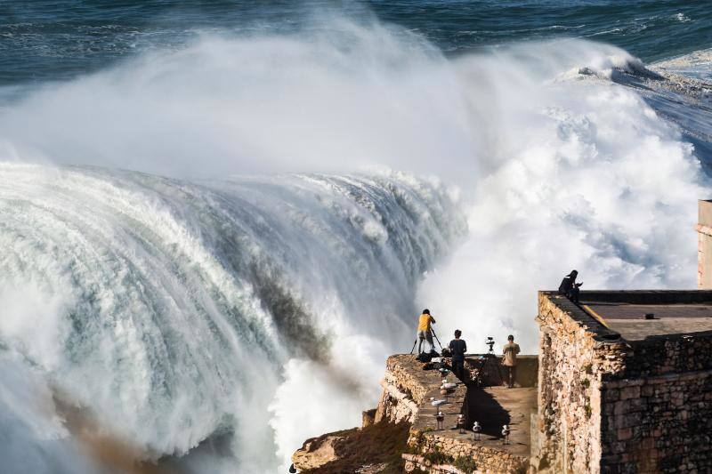 Varios millares de seguidores de los cinco continentes se han agolpado, pese a la pandemia de covid-19, en los acantilados de la costa portuguesa de Nazaré para presenciar cómo los mejores surfistas del mundo desafían a las olas gigantes. Según explica EFE, no se trata de ningún evento organizado, sino que, por las condiciones meteorológicas, es uno de los momentos del año en el que se generan en esta zona costera atlántica las olas gigantescas, ideales para la práctica del «surf extremo», por lo que un total de 22 equipos de América, África y Europa dedicieron entrenar sobre las olas.