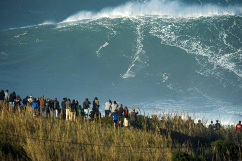 Varios millares de seguidores de los cinco continentes se han agolpado, pese a la pandemia de covid-19, en los acantilados de la costa portuguesa de Nazaré para presenciar cómo los mejores surfistas del mundo desafían a las olas gigantes. Según explica EFE, no se trata de ningún evento organizado, sino que, por las condiciones meteorológicas, es uno de los momentos del año en el que se generan en esta zona costera atlántica las olas gigantescas, ideales para la práctica del «surf extremo», por lo que un total de 22 equipos de América, África y Europa dedicieron entrenar sobre las olas.