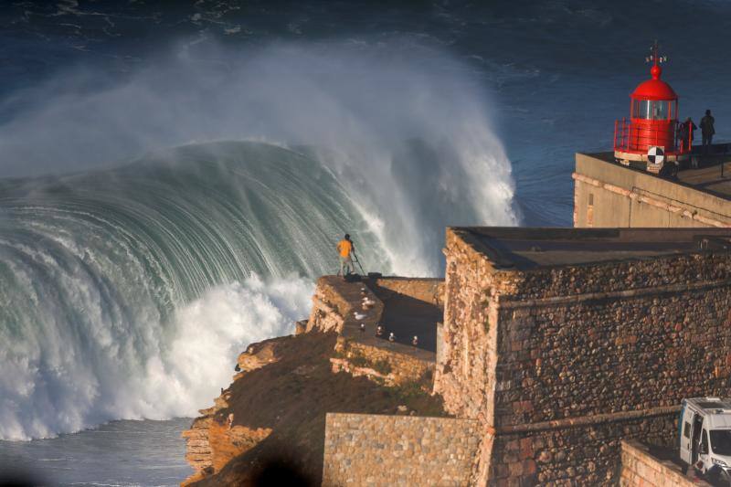 Varios millares de seguidores de los cinco continentes se han agolpado, pese a la pandemia de covid-19, en los acantilados de la costa portuguesa de Nazaré para presenciar cómo los mejores surfistas del mundo desafían a las olas gigantes. Según explica EFE, no se trata de ningún evento organizado, sino que, por las condiciones meteorológicas, es uno de los momentos del año en el que se generan en esta zona costera atlántica las olas gigantescas, ideales para la práctica del «surf extremo», por lo que un total de 22 equipos de América, África y Europa dedicieron entrenar sobre las olas.