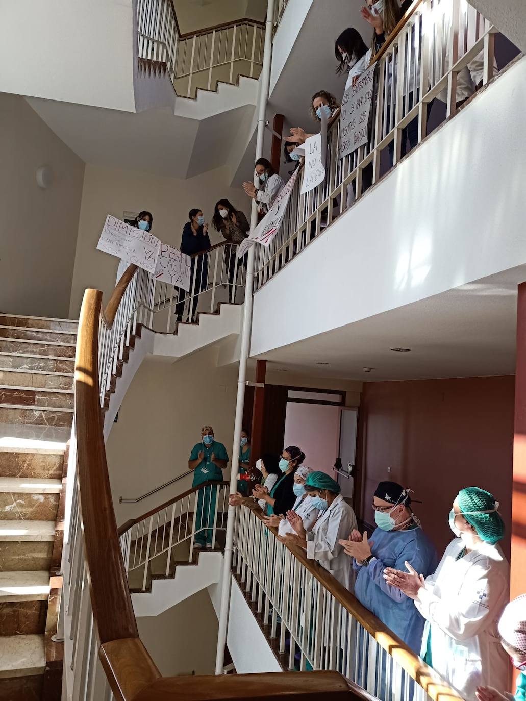 El personal de Cabueñes reclama la dimisión de la gerencia y de la dirección del hospital en una nueva protesta 