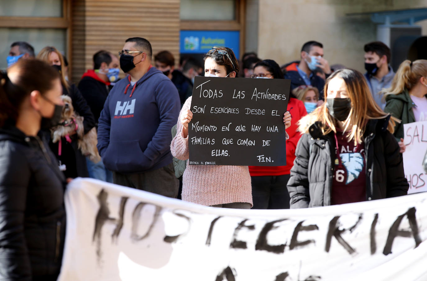 El cierre de la hostelería en la región provocó que propietarios de bares, cafeterías y restaurantes saliesen a la calle para reclamar soluciones ante unas medidas que consideran exageradas. Las concentraciones tuvieron lugar en distintos puntos de Asturias, como Oviedo, Gijón, Avilés o Mieres.