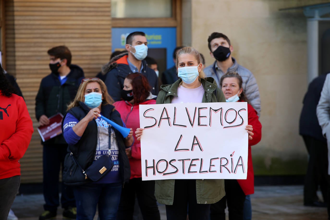 El cierre de la hostelería en la región provocó que propietarios de bares, cafeterías y restaurantes saliesen a la calle para reclamar soluciones ante unas medidas que consideran exageradas. Las concentraciones tuvieron lugar en distintos puntos de Asturias, como Oviedo, Gijón, Avilés o Mieres.