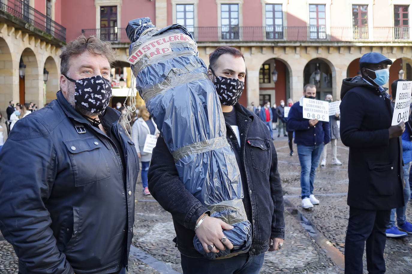 El cierre de la hostelería en la región provocó que propietarios de bares, cafeterías y restaurantes saliesen a la calle para reclamar soluciones ante unas medidas que consideran exageradas. Las concentraciones tuvieron lugar en distintos puntos de Asturias, como Oviedo, Gijón, Avilés o Mieres.