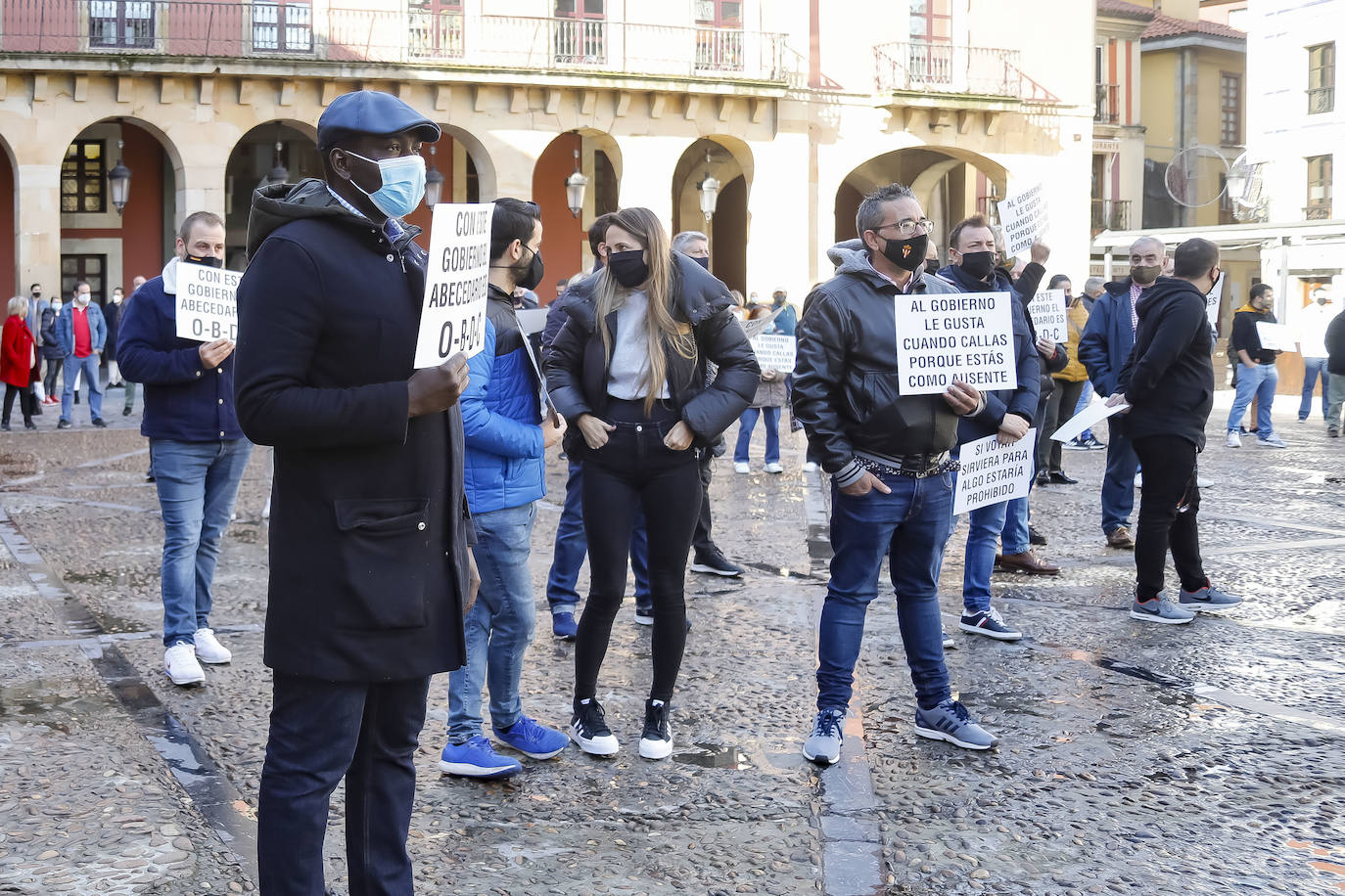 El cierre de la hostelería en la región provocó que propietarios de bares, cafeterías y restaurantes saliesen a la calle para reclamar soluciones ante unas medidas que consideran exageradas. Las concentraciones tuvieron lugar en distintos puntos de Asturias, como Oviedo, Gijón, Avilés o Mieres.