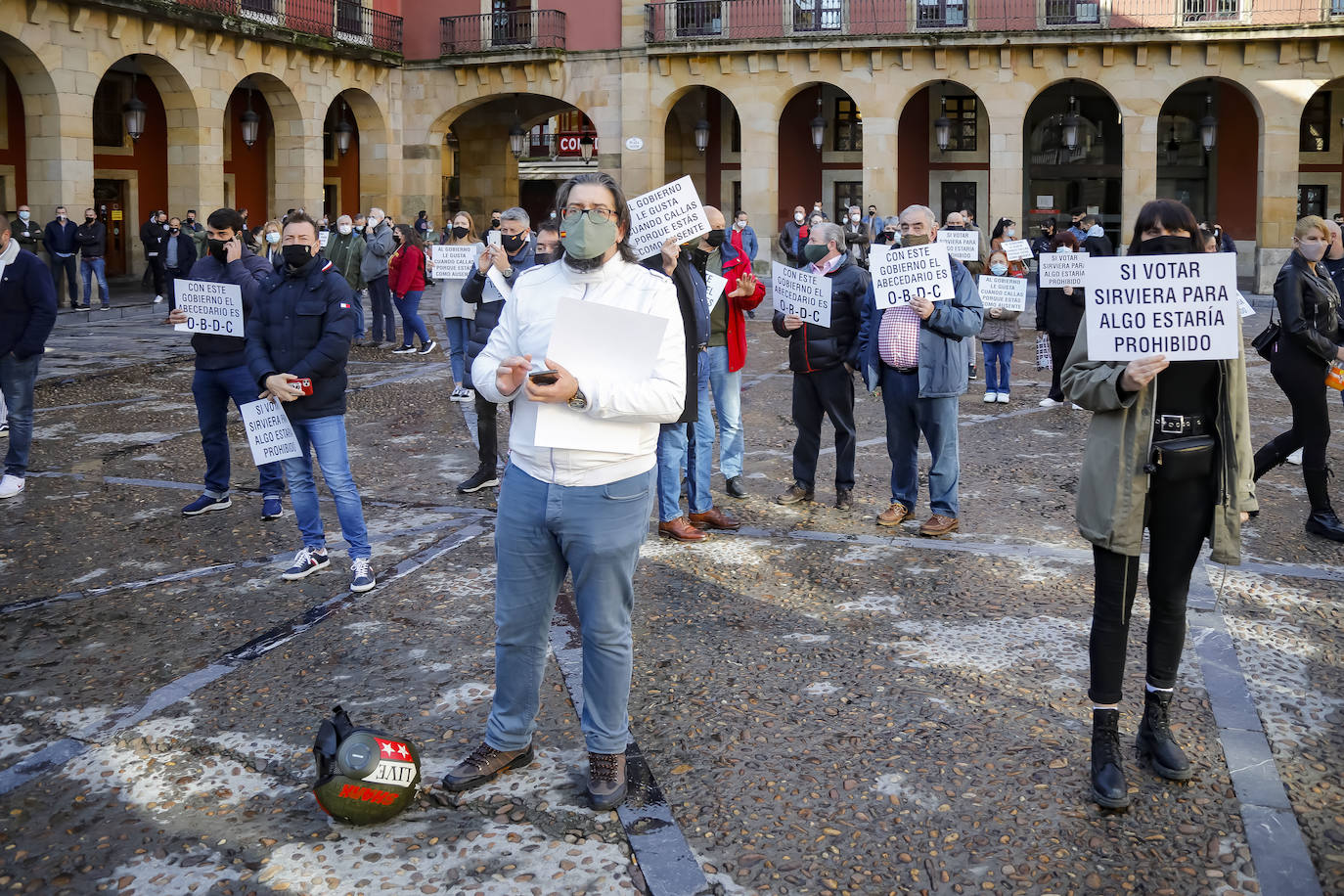 El cierre de la hostelería en la región provocó que propietarios de bares, cafeterías y restaurantes saliesen a la calle para reclamar soluciones ante unas medidas que consideran exageradas. Las concentraciones tuvieron lugar en distintos puntos de Asturias, como Oviedo, Gijón, Avilés o Mieres.