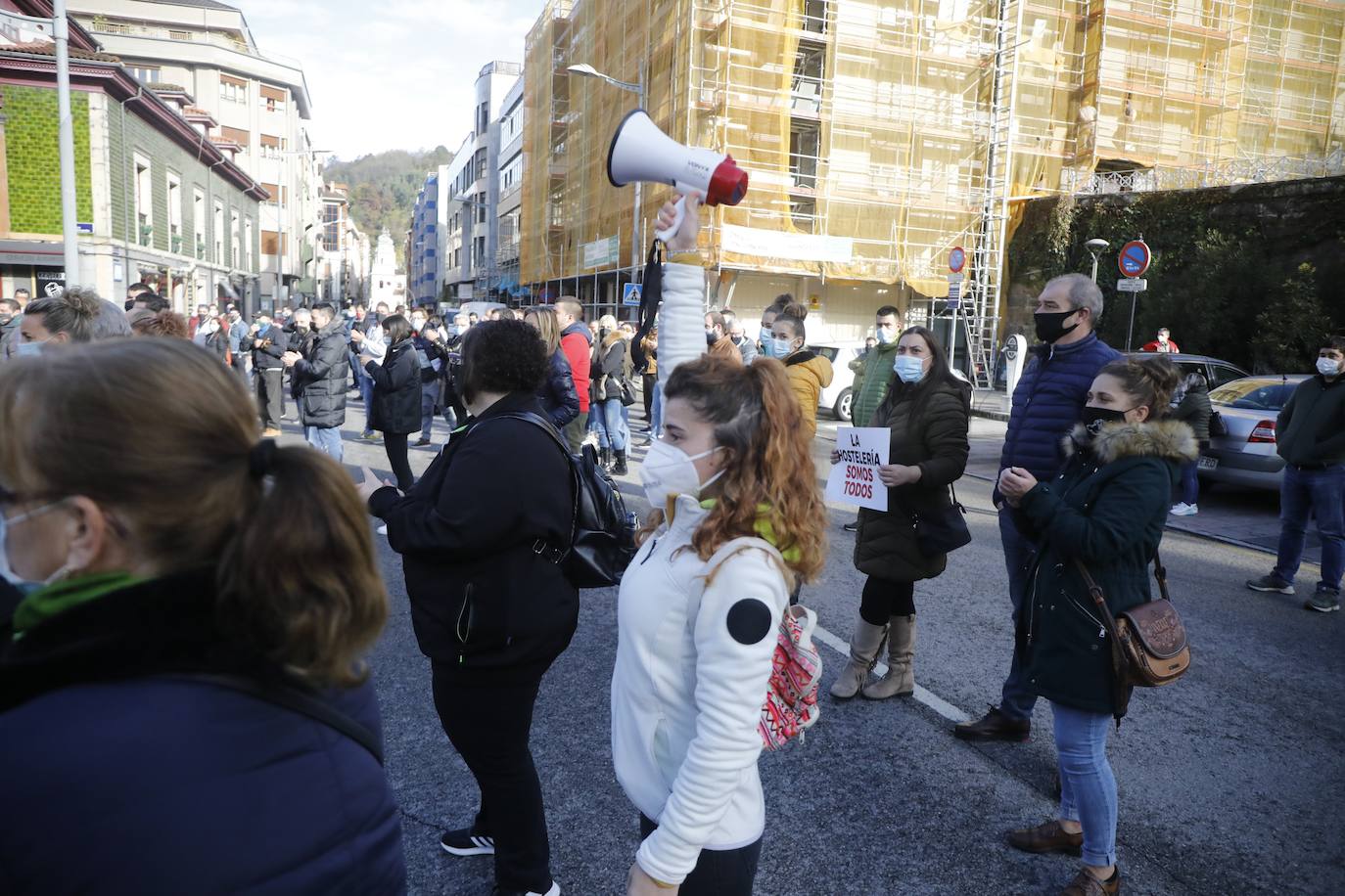 El cierre de la hostelería en la región provocó que propietarios de bares, cafeterías y restaurantes saliesen a la calle para reclamar soluciones ante unas medidas que consideran exageradas. Las concentraciones tuvieron lugar en distintos puntos de Asturias, como Oviedo, Gijón, Avilés o Mieres.