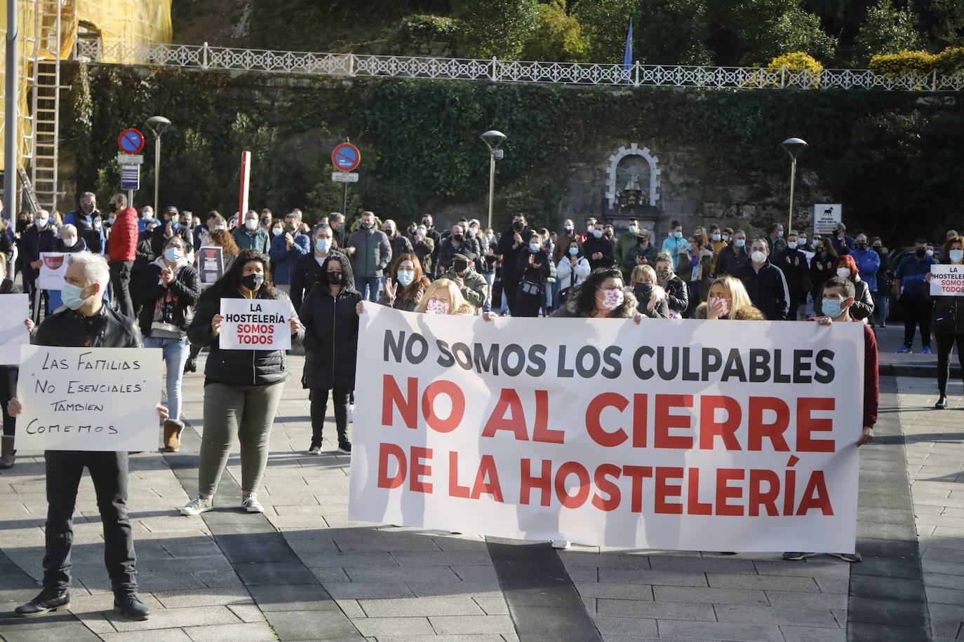 El cierre de la hostelería en la región provocó que propietarios de bares, cafeterías y restaurantes saliesen a la calle para reclamar soluciones ante unas medidas que consideran exageradas. Las concentraciones tuvieron lugar en distintos puntos de Asturias, como Oviedo, Gijón, Avilés o Mieres.