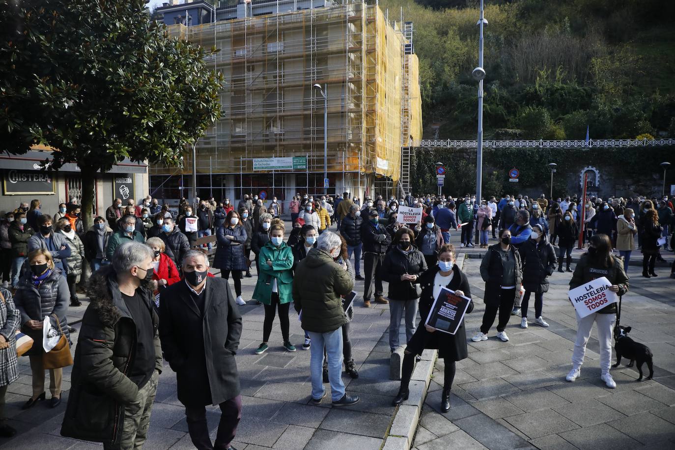 El cierre de la hostelería en la región provocó que propietarios de bares, cafeterías y restaurantes saliesen a la calle para reclamar soluciones ante unas medidas que consideran exageradas. Las concentraciones tuvieron lugar en distintos puntos de Asturias, como Oviedo, Gijón, Avilés o Mieres.