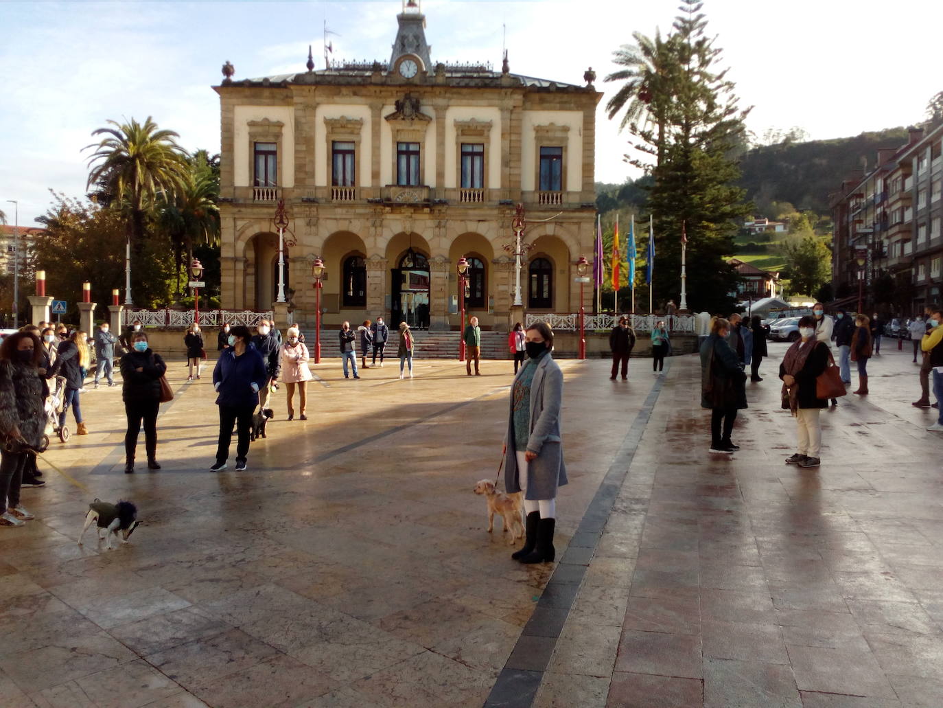 El cierre de la hostelería en la región provocó que propietarios de bares, cafeterías y restaurantes saliesen a la calle para reclamar soluciones ante unas medidas que consideran exageradas. Las concentraciones tuvieron lugar en distintos puntos de Asturias, como Oviedo, Gijón, Avilés o Mieres.