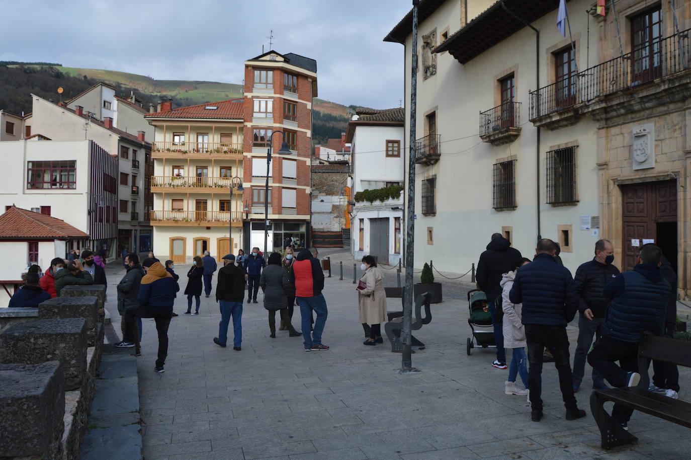 El cierre de la hostelería en la región provocó que propietarios de bares, cafeterías y restaurantes saliesen a la calle para reclamar soluciones ante unas medidas que consideran exageradas. Las concentraciones tuvieron lugar en distintos puntos de Asturias, como Oviedo, Gijón, Avilés o Mieres.