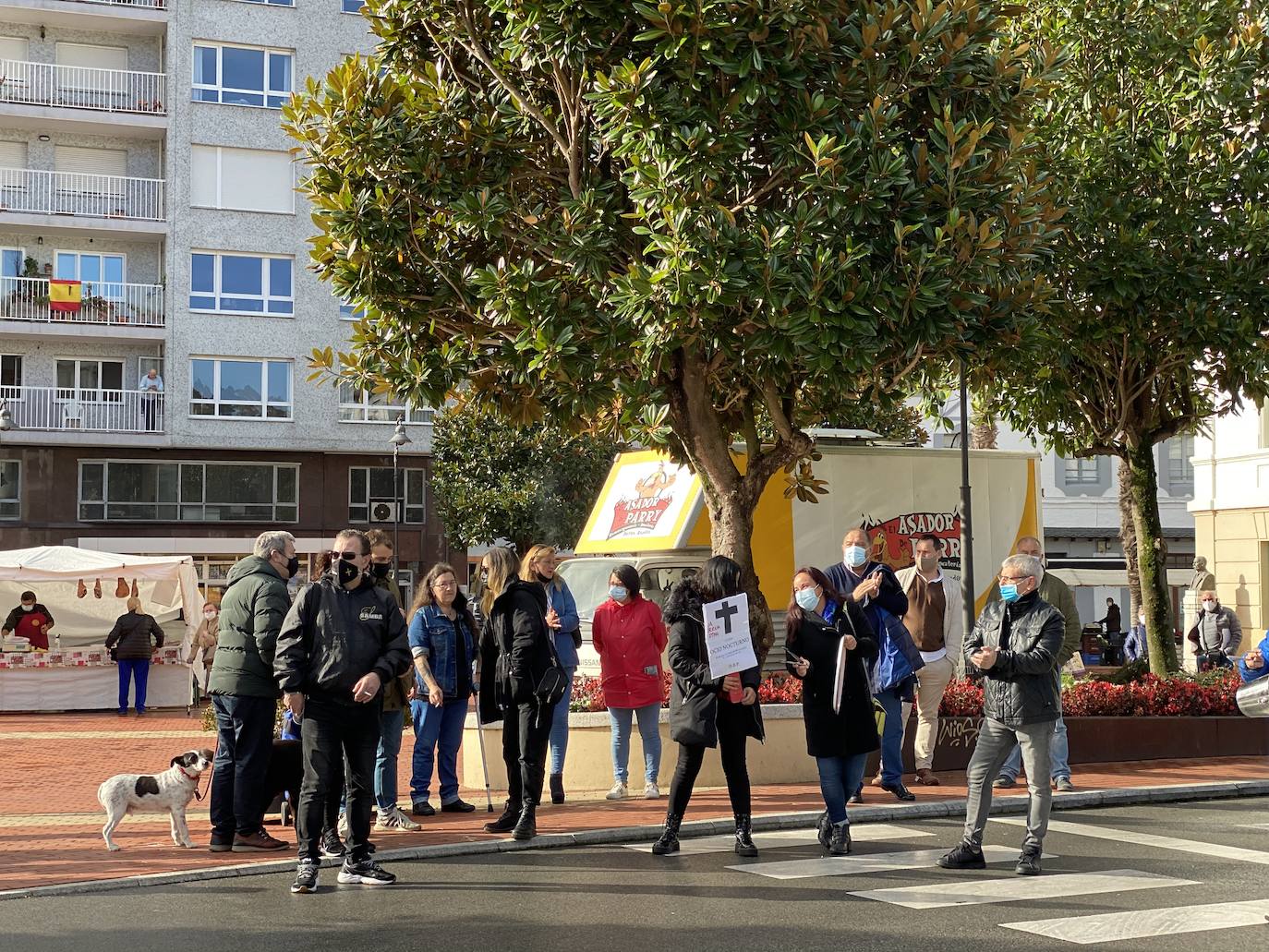 El cierre de la hostelería en la región provocó que propietarios de bares, cafeterías y restaurantes saliesen a la calle para reclamar soluciones ante unas medidas que consideran exageradas. Las concentraciones tuvieron lugar en distintos puntos de Asturias, como Oviedo, Gijón, Avilés o Mieres.