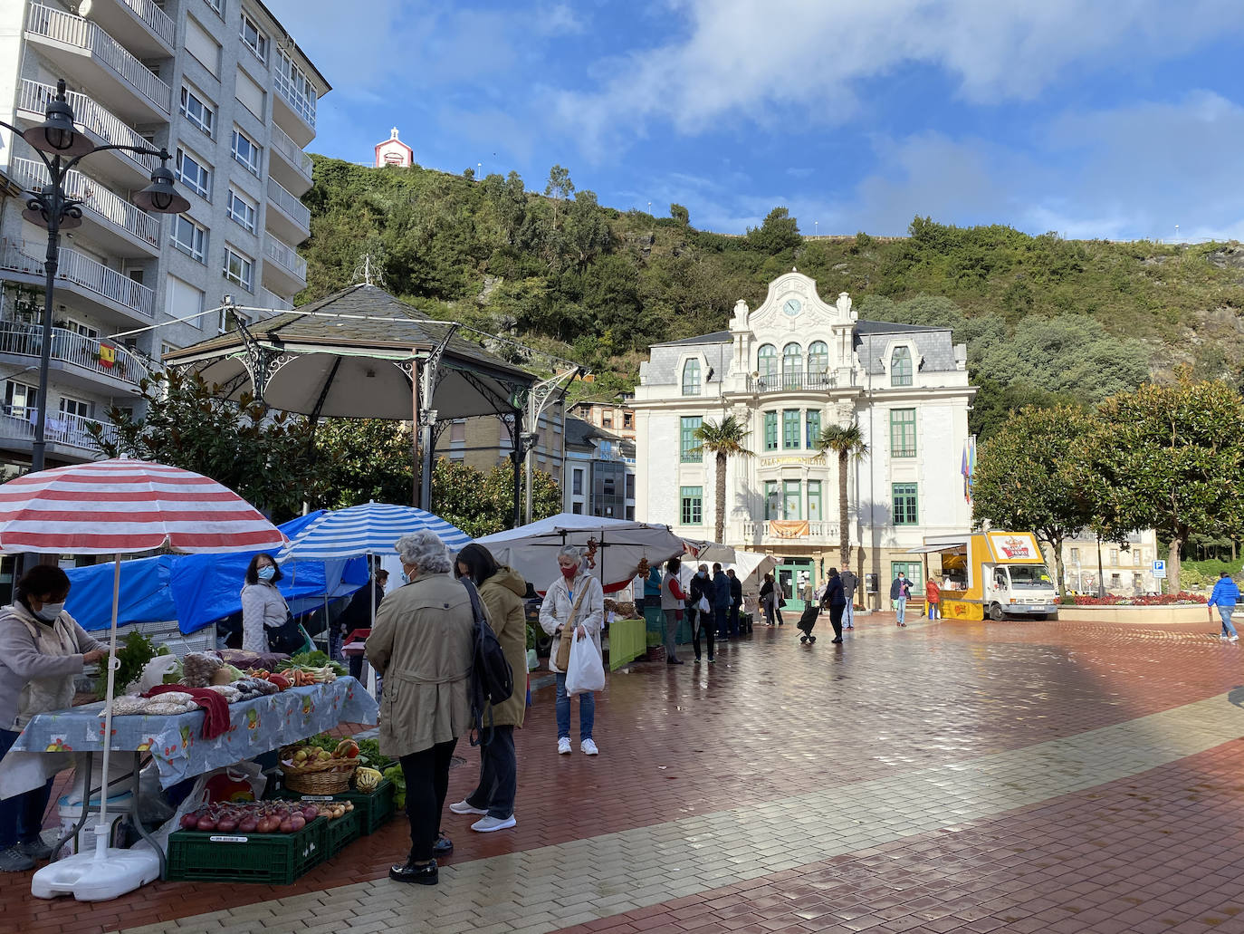 El cierre de la hostelería en la región provocó que propietarios de bares, cafeterías y restaurantes saliesen a la calle para reclamar soluciones ante unas medidas que consideran exageradas. Las concentraciones tuvieron lugar en distintos puntos de Asturias, como Oviedo, Gijón, Avilés o Mieres.