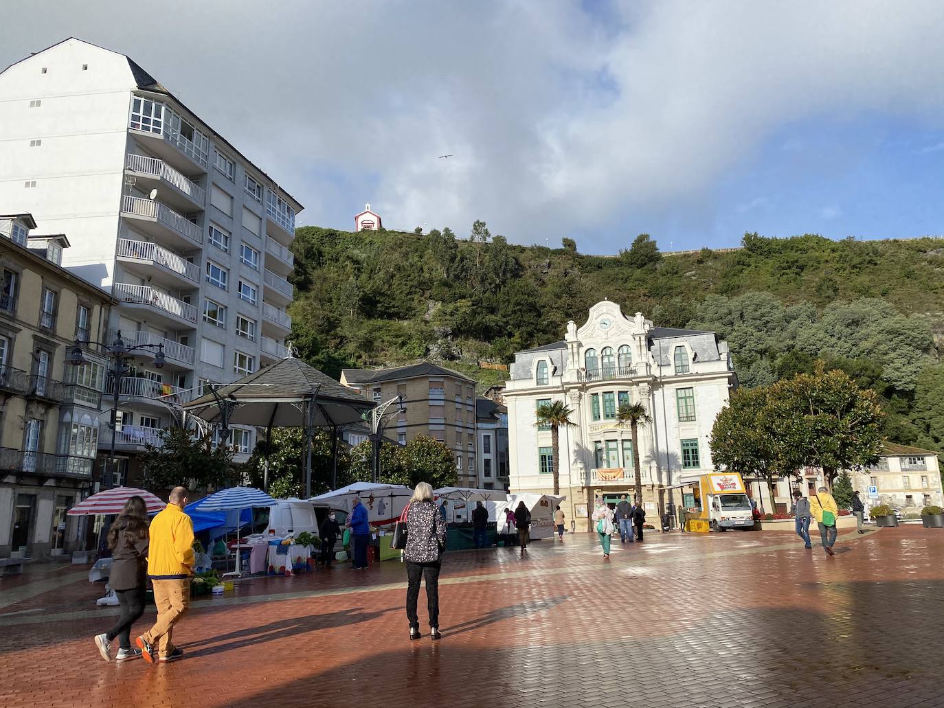 El cierre de la hostelería en la región provocó que propietarios de bares, cafeterías y restaurantes saliesen a la calle para reclamar soluciones ante unas medidas que consideran exageradas. Las concentraciones tuvieron lugar en distintos puntos de Asturias, como Oviedo, Gijón, Avilés o Mieres.