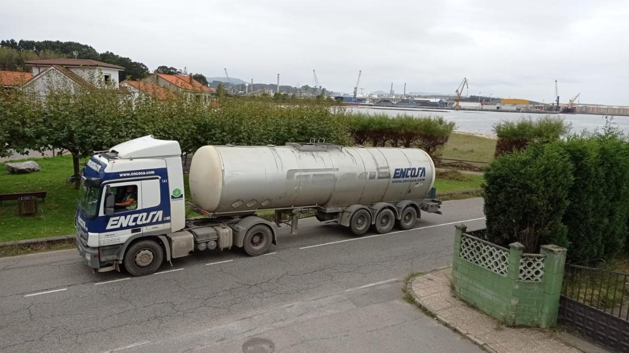 Uno de los camiones que transportan a diario aguas residuales tratadas desde la planta de Cogersa en Serín hasta la depuradora de Maqua. 