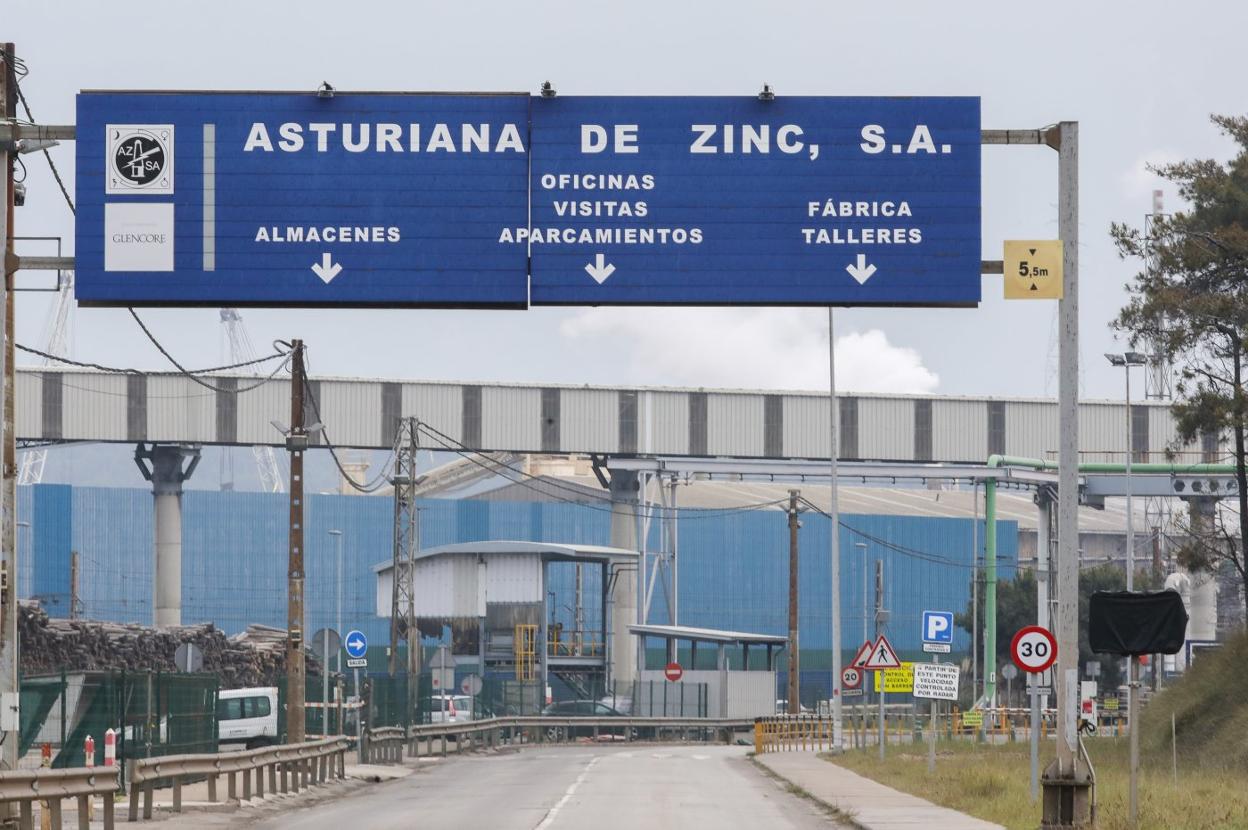Acceso a las instalaciones de Asturiana de Zinc en San Juan de Nieva. 