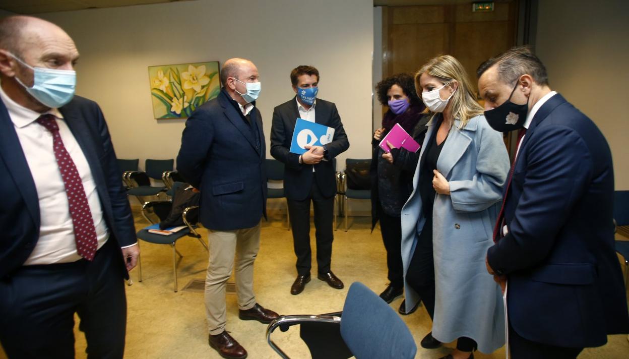 Reunión con Otea. De izquierda a derecha, Juan Cofiño, Javier Martínez, José Luis Álvarez Almeida, Berta Piñán, Graciela Blanco y Fernando Corral. 