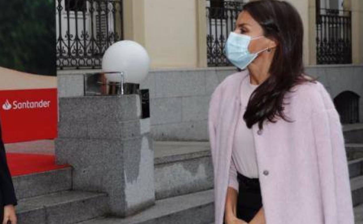 La Reina Letizia vuelve a dar una lección de estilo con el mejor look de oficina
