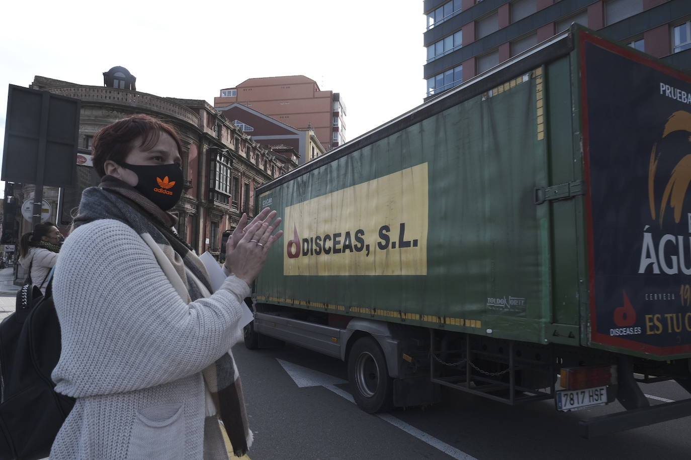 Los hoseleros han protestado este jueves, el segundo día de cierre, contra las medidas adoptadas por el Gobierno asturiano. En Gijón se podían leer pancartas como «Por nuestro futuro #Todossomoshostelería», «Con este gobierno el abecedario es 'O-B-D-C'» o «¡Ayuda ya! SOS Asturias» 