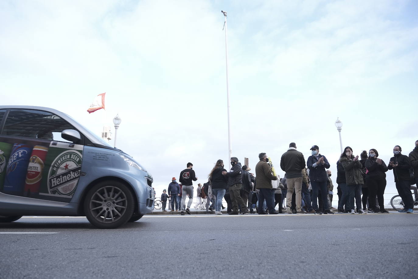 Los hoseleros han protestado este jueves, el segundo día de cierre, contra las medidas adoptadas por el Gobierno asturiano. En Gijón se podían leer pancartas como «Por nuestro futuro #Todossomoshostelería», «Con este gobierno el abecedario es 'O-B-D-C'» o «¡Ayuda ya! SOS Asturias» 