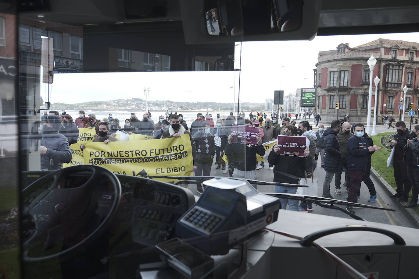 Los hoseleros han protestado este jueves, el segundo día de cierre, contra las medidas adoptadas por el Gobierno asturiano. En Gijón se podían leer pancartas como «Por nuestro futuro #Todossomoshostelería», «Con este gobierno el abecedario es 'O-B-D-C'» o «¡Ayuda ya! SOS Asturias» 