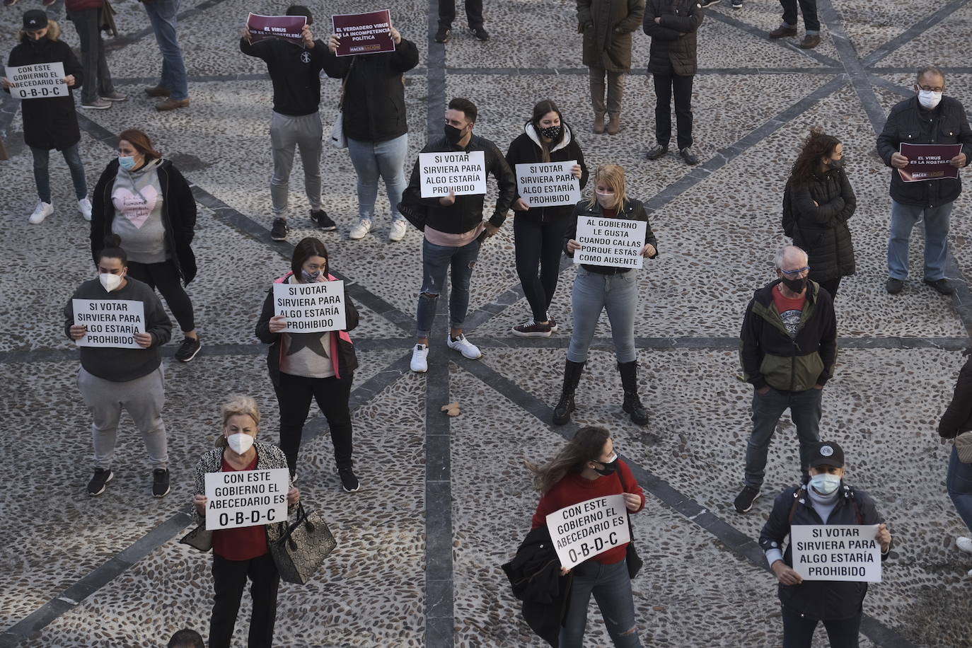 Los hoseleros han protestado este jueves, el segundo día de cierre, contra las medidas adoptadas por el Gobierno asturiano. En Gijón se podían leer pancartas como «Con este gobierno el abecedario es 'O-B-D-C'» o«¡Ayuda ya! SOS Asturias» 