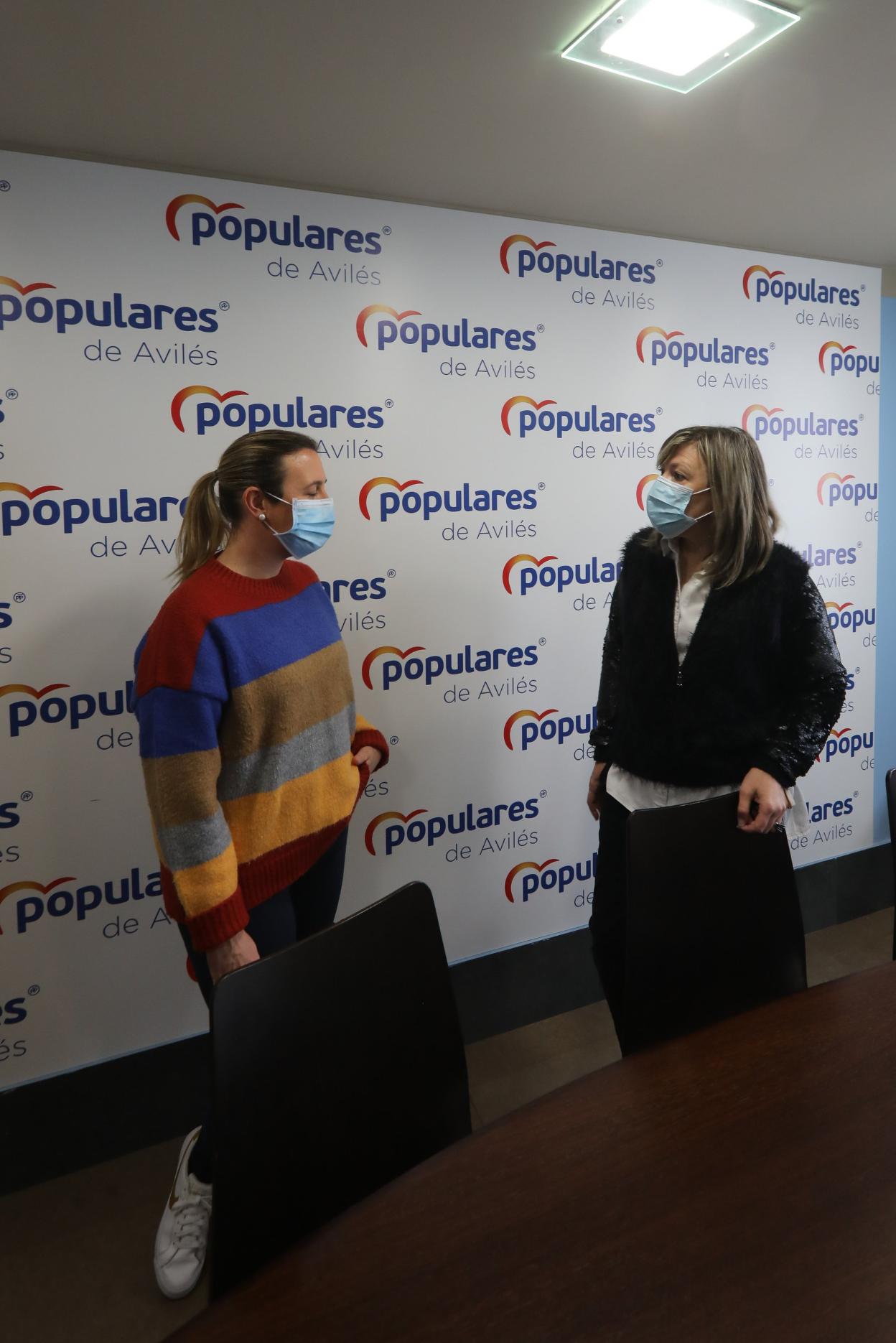 Reyes Fernández y Esther Llamazares, en el despacho popular. 