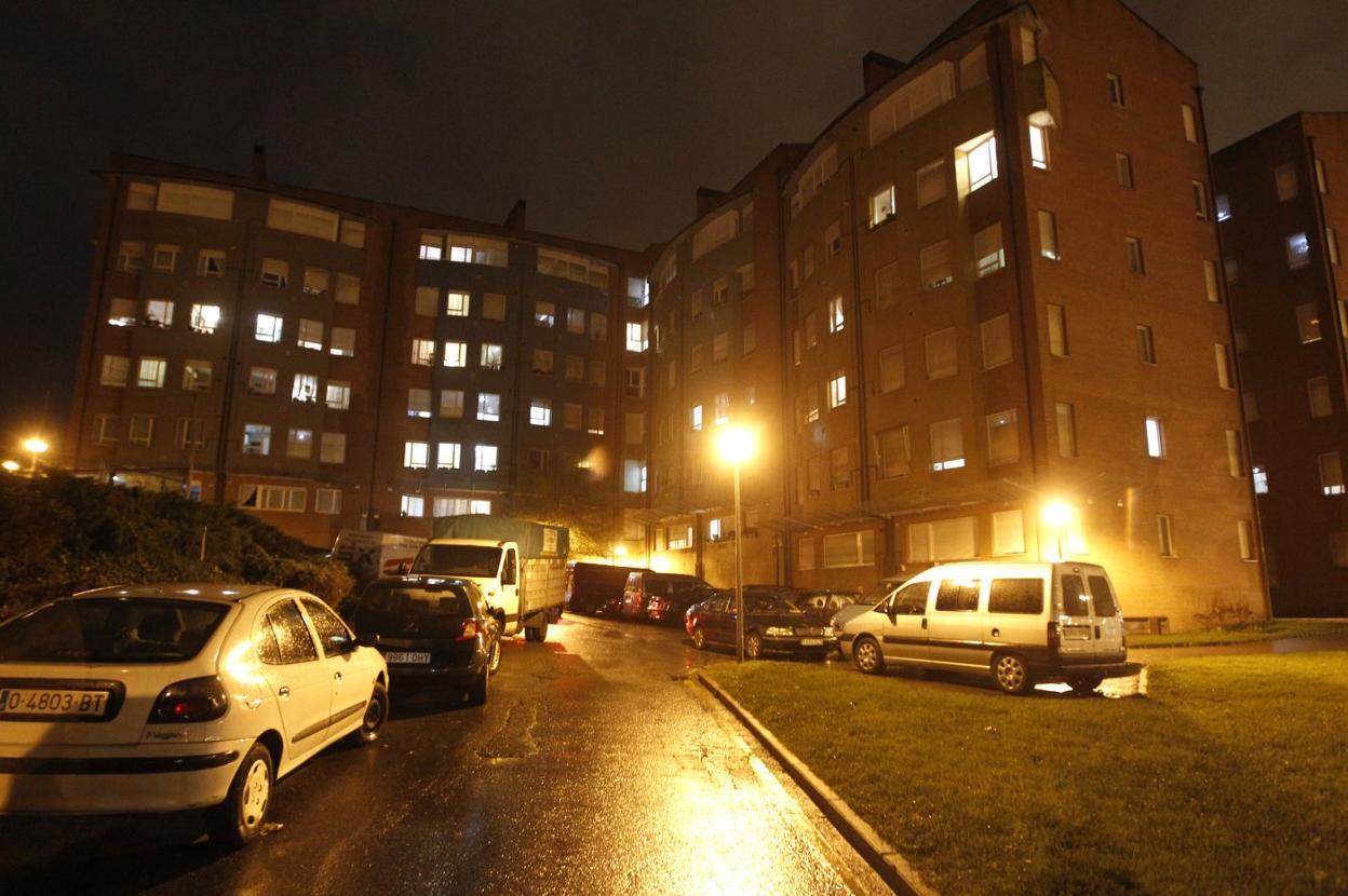 El edificio en el que está el piso de la fiesta, muy cerca del cuartel de la Guardia Civil de Contrueces. 