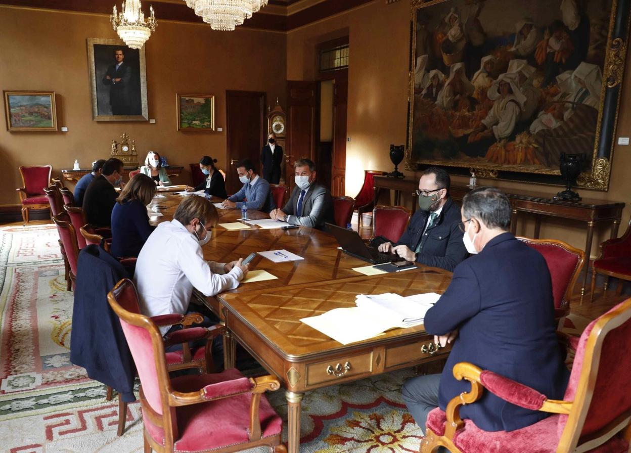 La Junta congela el sueldo a los diputados