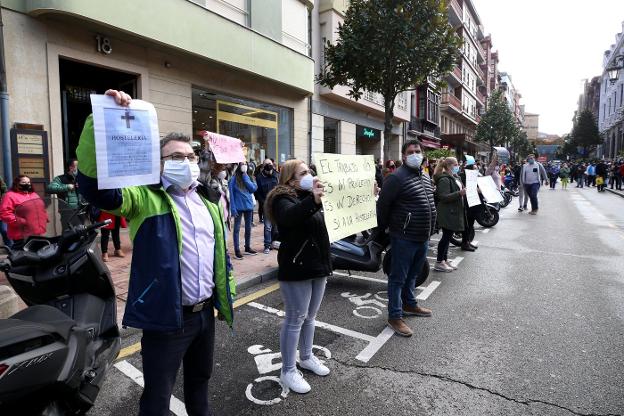 Oviedo. Los hosteleros se manifestaron con carteles frente a la Junta General. 