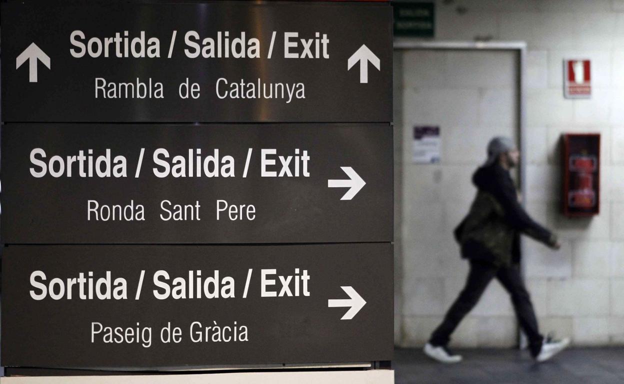 El catalán y el castellano, en una señal en Barcelona. 