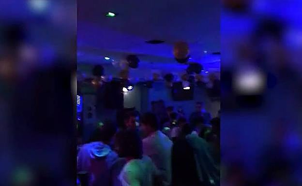 Un agente de la Policía Local en Llanes.