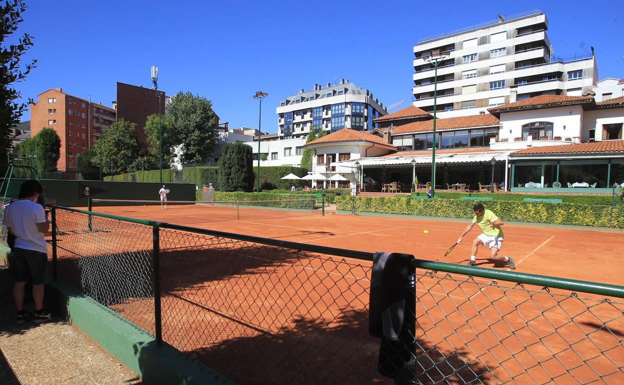 El tenis asturiano reivindica la reanudación urgente de su actividad