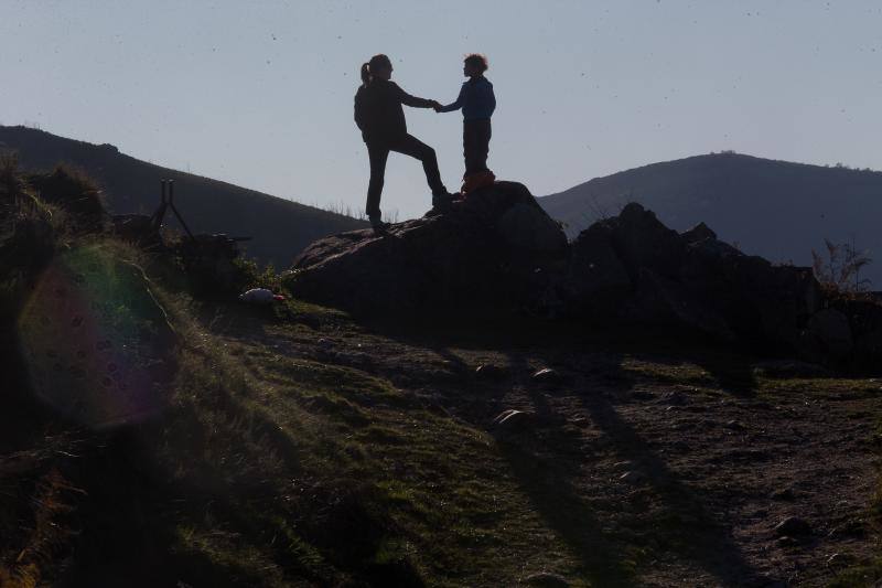 La sierra de Os Ancares, al este de la provincia de Lugo, en la frontera con las comunidades de Asturias y Castilla y León, se distribuye a lo largo de más de 50.000 hectáreas. Con una infinita red de senderos cruza profundos valles y asciende hasta cumbres de 2.000 metros de altura. En otoño el manto vegetal adquiere tonos rojizos. En invierno, esta zona permanece cubierta por la nieve, algo que cambia con la llegada de la primavera, cuando las aguas del deshielo fluyen desde las cumbres hasta las zonas bajas, formando numerosos riachuelos y pequeñas cascadas. 