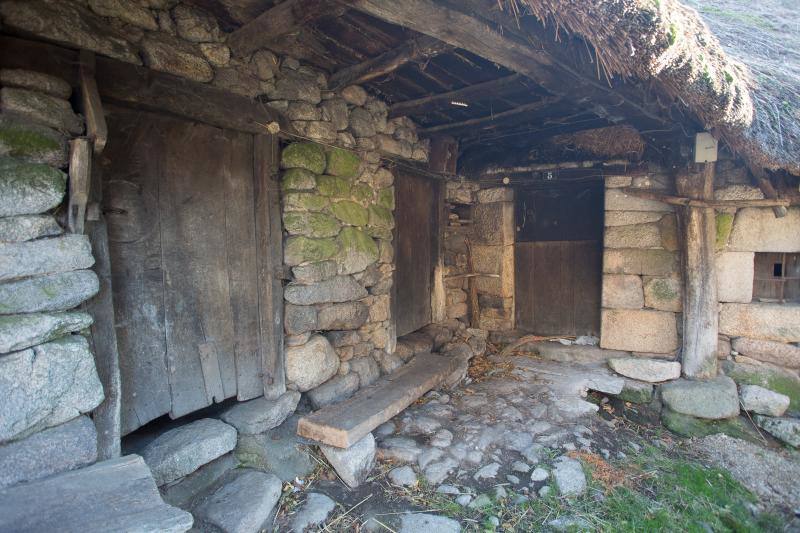 La sierra de Os Ancares, al este de la provincia de Lugo, en la frontera con las comunidades de Asturias y Castilla y León, se distribuye a lo largo de más de 50.000 hectáreas. Con una infinita red de senderos cruza profundos valles y asciende hasta cumbres de 2.000 metros de altura. En otoño el manto vegetal adquiere tonos rojizos. En invierno, esta zona permanece cubierta por la nieve, algo que cambia con la llegada de la primavera, cuando las aguas del deshielo fluyen desde las cumbres hasta las zonas bajas, formando numerosos riachuelos y pequeñas cascadas. 