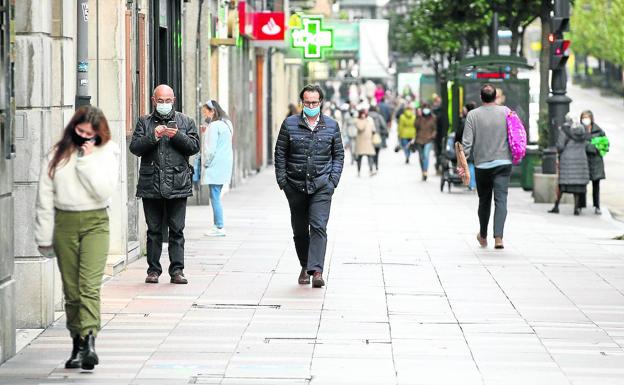 Por la tarde, la calle Uría de Oviedo registró menos tránsito que en las horas matutinas.