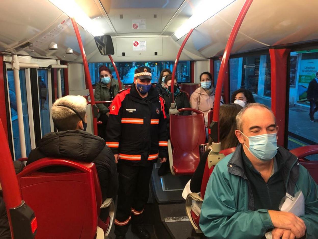 Campaña reciente ejecutada por voluntarios de Protección Civil por el uso de la mascarilla en los autobuses.