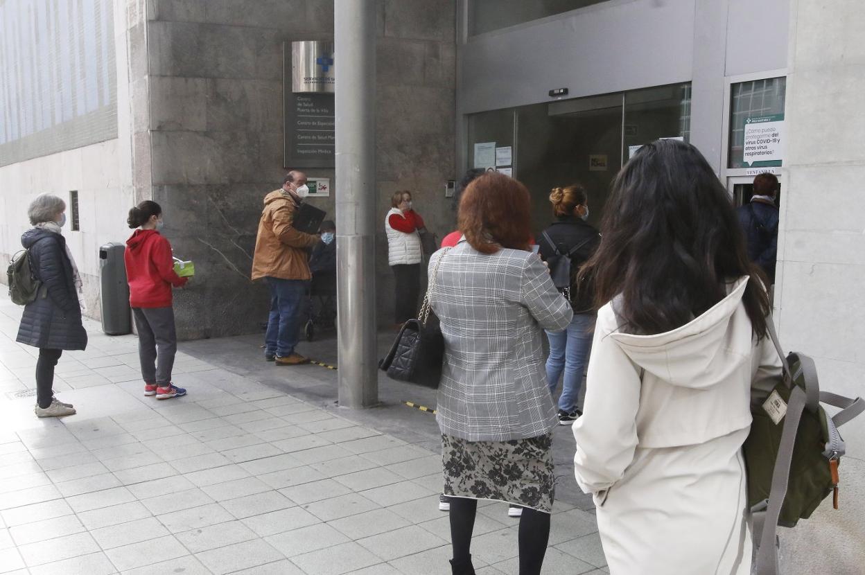 Pacientes, en el exterior del Puerta de la Villa. 